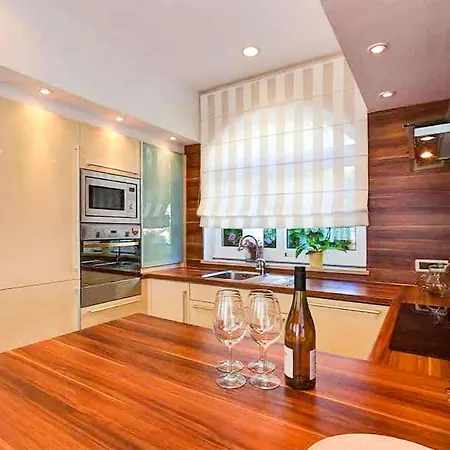 Gorgeous In Porat - Malinska With Wifi Apartment